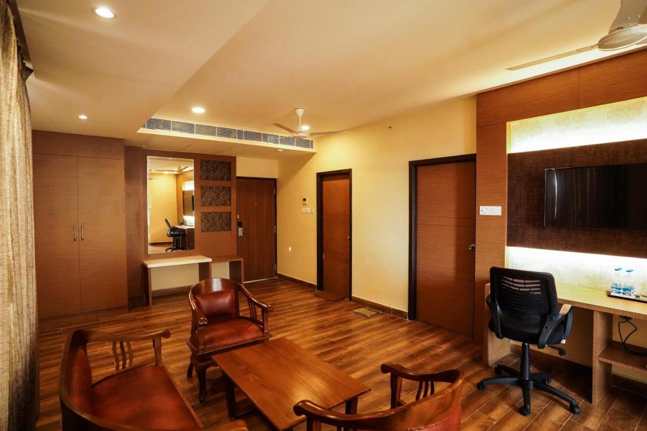 V Five Hotel Singapperumalkovil 외부 사진