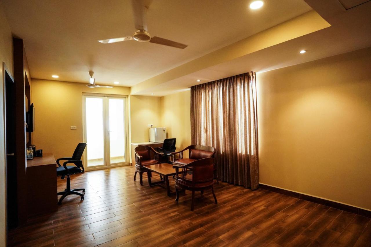 V Five Hotel Singapperumalkovil 외부 사진