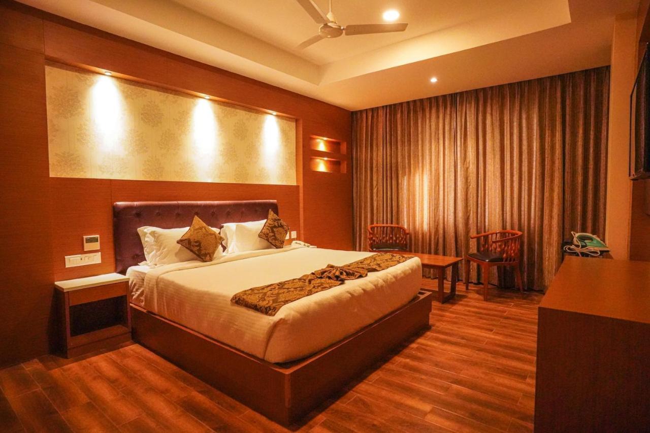 V Five Hotel Singapperumalkovil 외부 사진